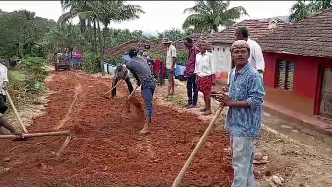 ಸ್ಪಂದಿಸದ ಜನಪ್ರತಿನಿಧಿಗಳು: ತಾವೇ ರಸ್ತೆ ದುರಸ್ತಿ ಮಾಡಿಕೊಂಡ ಗ್ರಾಮಸ್ಥರು