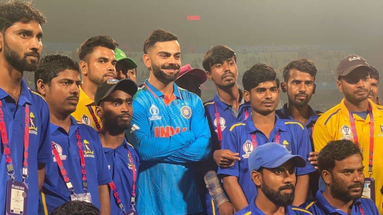 VIDEO: ಈಡನ್ ಗಾರ್ಡನ್ಸ್ ಪಿಚ್ಗೆ ಮನಸೋತ ಕೊಹ್ಲಿ: ಗ್ರೌಂಡ್ಸ್ ಮೆನ್ಗಳನ್ನು ಮರೆಯದ ವಿರಾಟ್ VIDEO: ಈಡನ್ ಗಾರ್ಡನ್ಸ್ ಪಿಚ್ಗೆ ಮನಸೋತ ಕೊಹ್ಲಿ: ಗ್ರೌಂಡ್ಸ್ ಮೆನ್ಗಳನ್ನು ಮರೆಯದ ವಿರಾಟ್