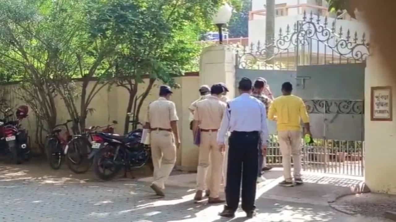 ವಿಶ್ವಭಾರತಿ ಮಾಜಿ ಉಪಕುಲಪತಿ ಬಿದ್ಯುತ್ ಚಕ್ರವರ್ತಿ ನಿವಾಸದಲ್ಲಿ ಪೊಲೀಸ್ ಶೋಧ ವಿಶ್ವಭಾರತಿ ಮಾಜಿ ಉಪಕುಲಪತಿ ಬಿದ್ಯುತ್ ಚಕ್ರವರ್ತಿ ನಿವಾಸದಲ್ಲಿ ಪೊಲೀಸ್ ಶೋಧ
