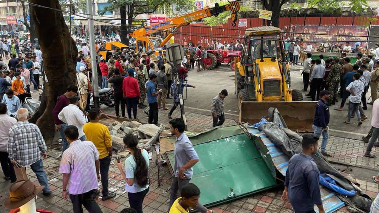 ಜಯನಗರ: ಬೀದಿಬದಿ ಅಂಗಡಿಗಳ ತೆರವು: ಬಿಬಿಎಂಪಿ ವಿರುದ್ಧ ವ್ಯಾಪಾರಸ್ಥರ ಆಕ್ರೋಶ ಜಯನಗರ: ಬೀದಿಬದಿ ಅಂಗಡಿಗಳ ತೆರವು: ಬಿಬಿಎಂಪಿ ವಿರುದ್ಧ ವ್ಯಾಪಾರಸ್ಥರ ಆಕ್ರೋಶ