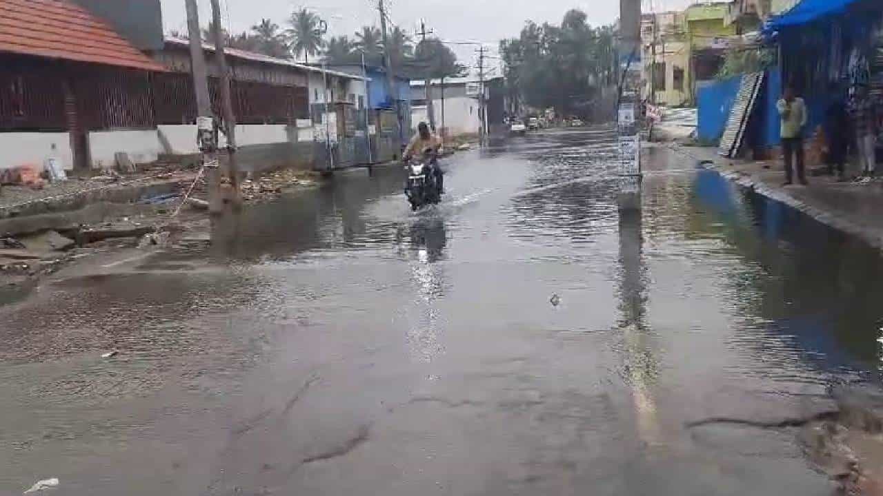 Bengaluru Rian: ಬೆಂಗಳೂರಿನಲ್ಲಿ ಮಳೆ ಅವಾಂತರ: ಬಿಬಿಎಂಪಿ ವಿರುದ್ಧ ಸಿಡಿದೆದ್ದ ಹಲವು ಏರಿಯಾ ಜನರು Bengaluru Rian: ಬೆಂಗಳೂರಿನಲ್ಲಿ ಮಳೆ ಅವಾಂತರ: ಬಿಬಿಎಂಪಿ ವಿರುದ್ಧ ಸಿಡಿದೆದ್ದ ಹಲವು ಏರಿಯಾ ಜನರು