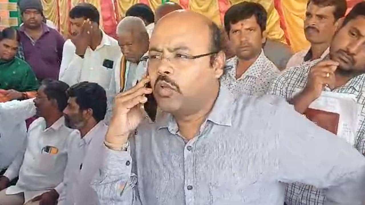 ಯತೀಂದ್ರ ಸಿದ್ದರಾಮಯ್ಯ ವಿಡಿಯೋ ವೈರಲ್: ಹಲವು ಸಚಿವರ ಕೆಂಗಣ್ಣಿಗೂ ಗುರಿಯಾದ ಈ ಮಹದೇವ್ ಯಾರು? ಯತೀಂದ್ರ ಸಿದ್ದರಾಮಯ್ಯ ವಿಡಿಯೋ ವೈರಲ್: ಹಲವು ಸಚಿವರ ಕೆಂಗಣ್ಣಿಗೂ ಗುರಿಯಾದ ಈ ಮಹದೇವ್ ಯಾರು?