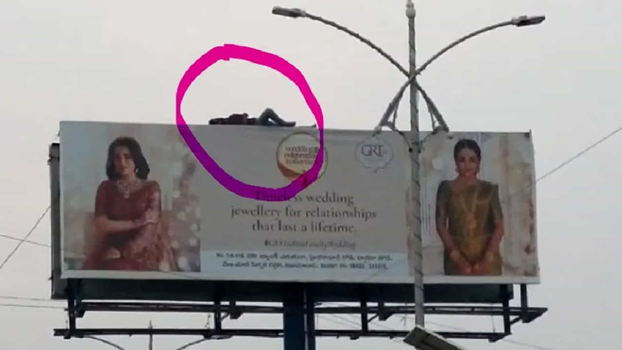 ನಡುರೋಡಿನಲ್ಲಿ ಹೋರ್ಡಿಂಗ್ ಮೇಲೆ ಯುವಕನೊಬ್ಬ ಪವಡಿಸು ಪರಮಾತ್ಮ ಎಂದು ಮಲಗಿಬಿಟ್ಟ... ವಿಡಿಯೋ ವೈರಲ್