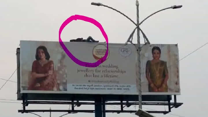 ನಡುರೋಡಿನಲ್ಲಿ ಹೋರ್ಡಿಂಗ್ ಮೇಲೆ ಯುವಕನೊಬ್ಬ ಪವಡಿಸು ಪರಮಾತ್ಮ ಎಂದು ಮಲಗಿಬಿಟ್ಟ... ವಿಡಿಯೋ ವೈರಲ್