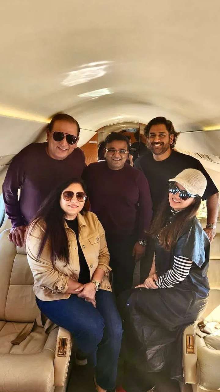 ಮಹೇಂದ್ರ ಸಿಂಗ್ ಧೋನಿ ಮುಂಬರುವ ಐಪಿಎಲ್ 2024 ಕ್ಕೂ ಮುನ್ನ ದುಬೈನಲ್ಲಿ ಕುಟುಂಬದ ಜೊತೆ ಇದ್ದಾರೆ. ಇವರ ಜೊತೆ ವಿಶೇಷ ವ್ಯಕ್ತಿ ಕೂಡ ಸೇರಿದ್ದಾರೆ.
