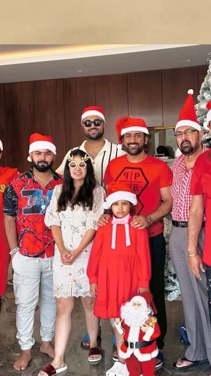 ರಿಷಭ್ ಪಂತ್ ಕೂಡ ಎಂಎಸ್ ಧೋನಿ ಮತ್ತು ಅವರ ಕುಟುಂಬದೊಂದಿಗೆ ಕ್ರಿಸ್ಮಸ್ ಸಂಭ್ರಮಾಚರಣೆ ಮಾಡುತ್ತಿರುವುದು ಕಂಡುಬಂದಿದೆ.