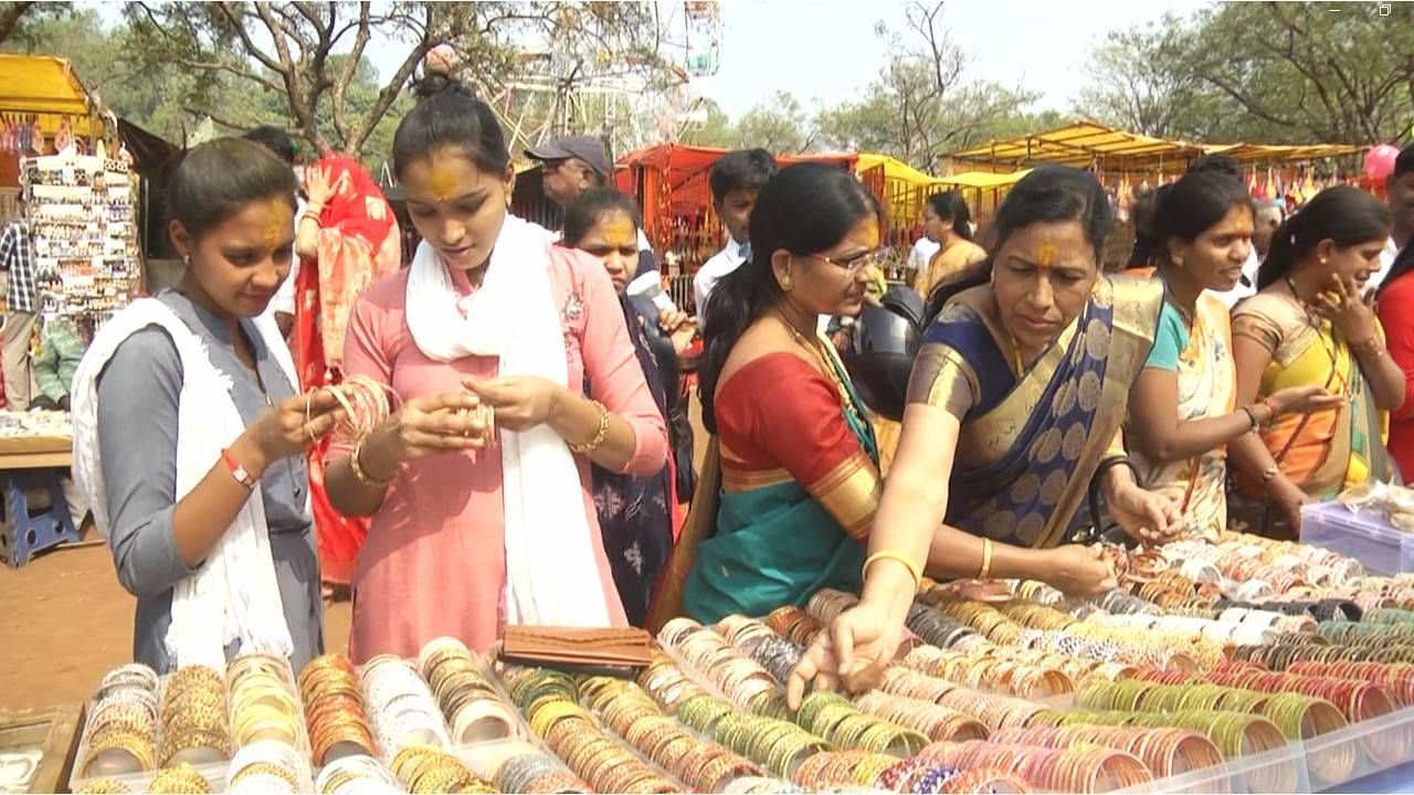 ಇನ್ನು ಇಲ್ಲಿಗೆ ಬರುವ ಭಕ್ತರು, ಒಂದು ದಿನ ಮುಂಚಿತವಾಗಿ ಬಂದು ಇಲ್ಲಿಯೇ ಅಡುಗೆ ಮಾಡಿ ದೇವರಿಗೆ ನೈವೈದ್ಯವನ್ನ ಮಾಡಿ, ತಾವು ಕೂಡ ಊಟ ಮಾಡಿ ದೇವರ ದರ್ಶನ ಪಡೆದು ಹೋಗುತ್ತಾರೆ. ಮೈಲಾರ ಮಲ್ಲಣ್ಣ ಬೇಡಿದ ವರವನ್ನ ಕೊಡುತ್ತಾರೆಂದು ಇಲ್ಲಿನ ಭಕ್ತರು ಹೇಳುತ್ತಿದ್ದಾರೆ.