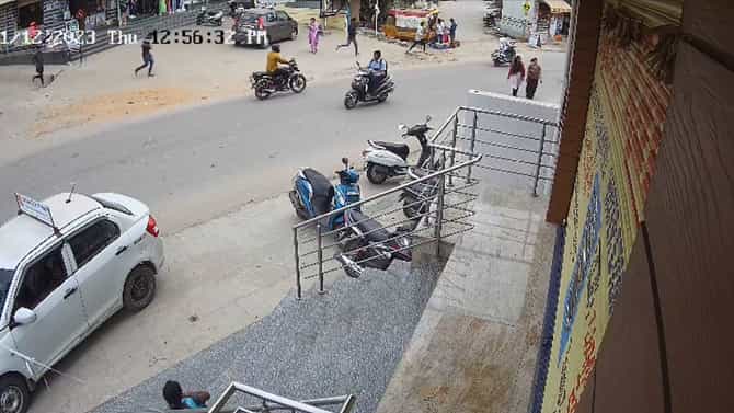 ಬೆಂಗಳೂರಿನಲ್ಲಿ ಮಧ್ಯಾಹ್ನವೇ ಒಂಟಿ ಮಹಿಳೆಯ ಮನೆಗೆ ನುಗ್ಗಿ ದರೋಡೆ;ದೃಶ್ಯ ಸೆರ