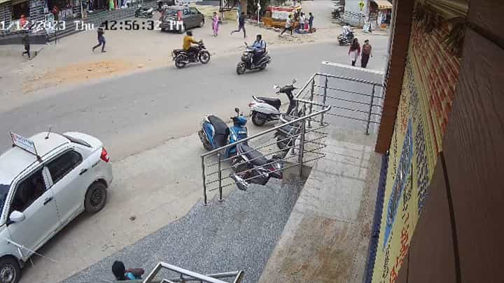 ಬೆಂಗಳೂರಿನಲ್ಲಿ ಮಧ್ಯಾಹ್ನವೇ ಒಂಟಿ ಮಹಿಳೆಯ ಮನೆಗೆ ನುಗ್ಗಿ ದರೋಡೆ; ದೃಶ್ಯ ಸಿಸಿಟಿವಿಯಲ್ಲಿ ಸೆರೆ ಬೆಂಗಳೂರಿನಲ್ಲಿ ಮಧ್ಯಾಹ್ನವೇ ಒಂಟಿ ಮಹಿಳೆಯ ಮನೆಗೆ ನುಗ್ಗಿ ದರೋಡೆ; ದೃಶ್ಯ ಸಿಸಿಟಿವಿಯಲ್ಲಿ ಸೆರೆ