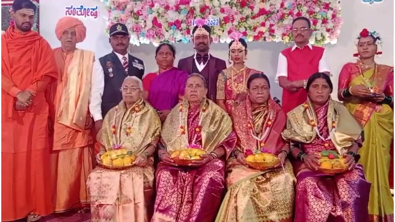 Video: ತನ್ನ ಮದುವೆಯಲ್ಲಿ ಹುತಾತ್ಮ ಯೋಧರ ಪತ್ನಿಯರಿಗೆ, ಗಾಯಾಳು ಯೋಧರಿಗೆ ಸನ್ಮಾನ ಮಾಡಿ ಸೈ ಅನ್ನಿಸಿಕೊಂಡ ಯೋಧ Video: ತನ್ನ ಮದುವೆಯಲ್ಲಿ ಹುತಾತ್ಮ ಯೋಧರ ಪತ್ನಿಯರಿಗೆ, ಗಾಯಾಳು ಯೋಧರಿಗೆ ಸನ್ಮಾನ ಮಾಡಿ ಸೈ ಅನ್ನಿಸಿಕೊಂಡ ಯೋಧ