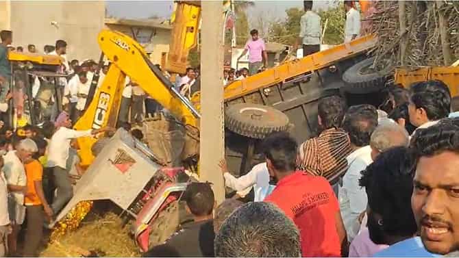 ಕಬ್ಬು ತುಂಬಿದ್ದ ಟ್ರ್ಯಾಕ್ಟರ್ ಪಲ್ಟಿ; ಕೆಳಗೆ ಸಿಲುಕಿದ ಚಾಲಕನ ರಕ್ಷಣೆ
