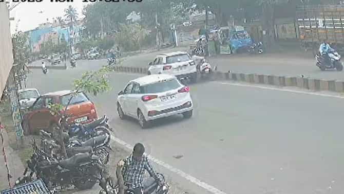 ವಿಡಿಯೋ: ಭೀಕರ ಅಪಘಾತ, ಕೂದಲೆಳೆ ಅಂತರದಲ್ಲಿ ಸಾವಿನಿಂದ ಪಾರಾದ ಸ್ಕೂಟಿ ಸವಾರ