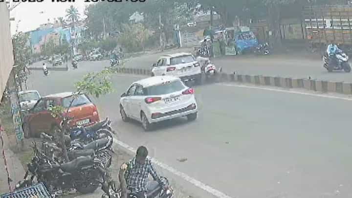 ಚಿಕ್ಕಮಗಳೂರು: ಭೀಕರ ಅಪಘಾತ, ಕೂದಲೆಳೆ ಅಂತರದಲ್ಲಿ ಸಾವಿನಿಂದ ಪಾರಾದ ಸ್ಕೂಟಿ ಸವಾರ, ವಿಡಿಯೋ ನೋಡಿ ಚಿಕ್ಕಮಗಳೂರು: ಭೀಕರ ಅಪಘಾತ, ಕೂದಲೆಳೆ ಅಂತರದಲ್ಲಿ ಸಾವಿನಿಂದ ಪಾರಾದ ಸ್ಕೂಟಿ ಸವಾರ, ವಿಡಿಯೋ ನೋಡಿ
