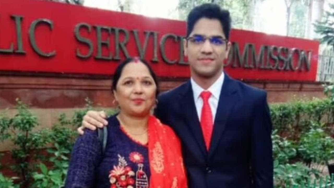 Success Story: 21ನೇ ವಯಸ್ಸಿನಲ್ಲಿ ಭಾರತದ ಅತ್ಯಂತ ಕಿರಿಯ IPS ಅಧಿಕಾರಿಗಳಲ್ಲಿ ಒಬ್ಬರಾದ ಆದರ್ಶ್ ಕಾಂತ್ ಶುಕ್ಲಾ! Success Story: 21ನೇ ವಯಸ್ಸಿನಲ್ಲಿ ಭಾರತದ ಅತ್ಯಂತ ಕಿರಿಯ IPS ಅಧಿಕಾರಿಗಳಲ್ಲಿ ಒಬ್ಬರಾದ ಆದರ್ಶ್ ಕಾಂತ್ ಶುಕ್ಲಾ!