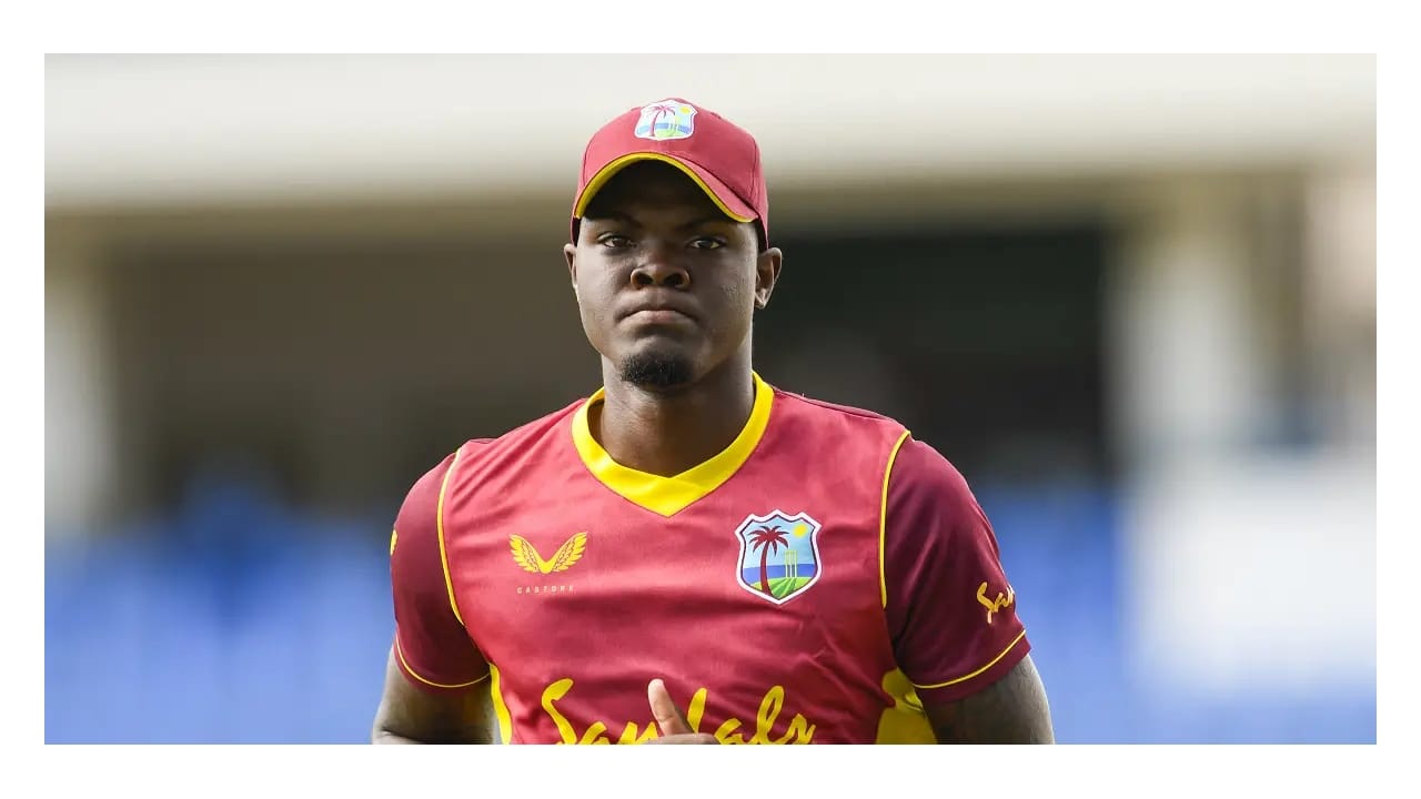 ಐಪಿಎಲ್ ಹರಾಜಿನಲ್ಲಿ ಆರ್ಸಿಬಿ ತಂಡವು ಮೊದಲ ಆಟಗಾರನನ್ನು ಆಯ್ಕೆ ಮಾಡಿಕೊಂಡಿದೆ. ದುಬೈನ ಕೋಕಾಕೋಲ ಅರೇನಾದಲ್ಲಿ ನಡೆಯುತ್ತಿರುವ ಹರಾಜಿನಲ್ಲಿ ಅಲ್ಝಾರಿ ಜೋಸೆಫ್ 1 ಕೋಟಿ ರೂ. ಮೂಲ ಬೆಲೆಯೊಂದಿಗೆ ಕಾಣಿಸಿಕೊಂಡಿದ್ದರು.