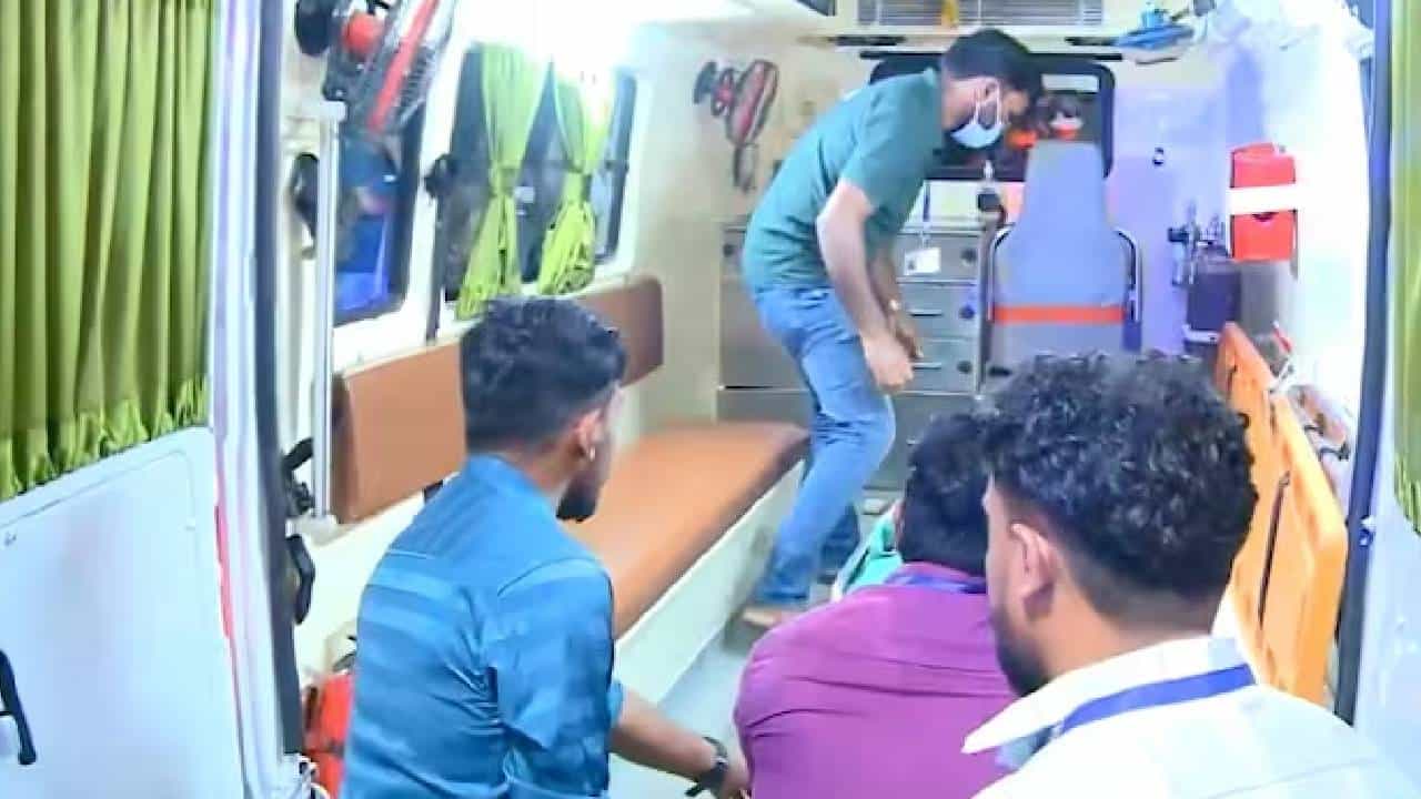 ಕೇರಳ: ಶಬರಿಮಲೆ ಯಾತ್ರಾರ್ಥಿಗಳನ್ನು ಹೊತ್ತೊಯ್ಯುತ್ತಿದ್ದ ಟೆಂಪೋ ಟ್ರ್ಯಾವೆಲರ್ಗೆ ಆಟೋ ಡಿಕ್ಕಿ, ಐವರು ಸಾವು ಕೇರಳ: ಶಬರಿಮಲೆ ಯಾತ್ರಾರ್ಥಿಗಳನ್ನು ಹೊತ್ತೊಯ್ಯುತ್ತಿದ್ದ ಟೆಂಪೋ ಟ್ರ್ಯಾವೆಲರ್ಗೆ ಆಟೋ ಡಿಕ್ಕಿ, ಐವರು ಸಾವು