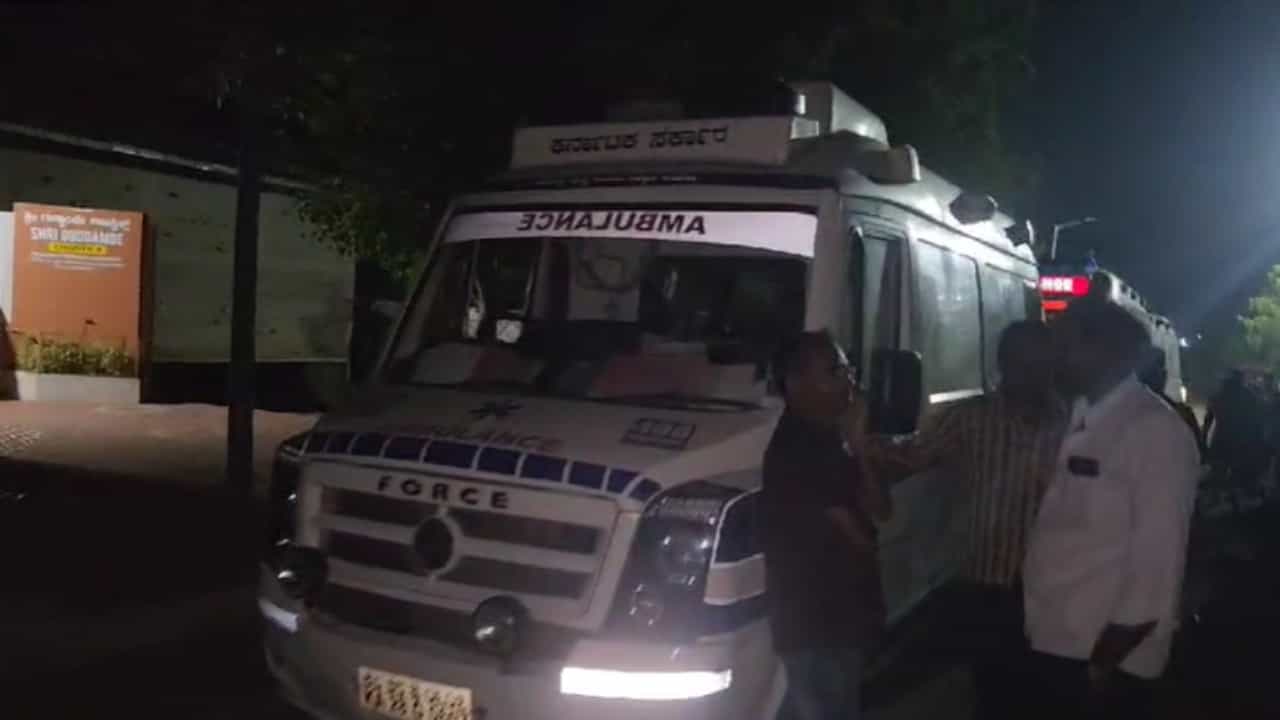 ವಿಜಯಪುರ: ಗೋದಾಮಿನಲ್ಲಿ ಸಿಲುಕಿರುವ ಕಾರ್ಮಿಕರ ರಕ್ಷಣೆಗೆ 100 ಸಿಬ್ಬಂದಿಯಿಂದ ಕಾರ್ಯಾಚರಣೆ ವಿಜಯಪುರ: ಗೋದಾಮಿನಲ್ಲಿ ಸಿಲುಕಿರುವ ಕಾರ್ಮಿಕರ ರಕ್ಷಣೆಗೆ 100 ಸಿಬ್ಬಂದಿಯಿಂದ ಕಾರ್ಯಾಚರಣೆ
