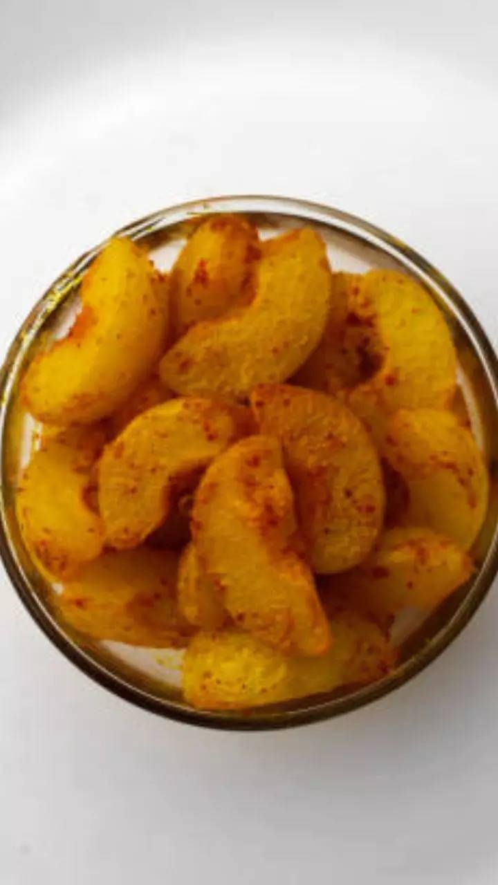 ನೆಲ್ಲಿಕಾಯಿಯೊಂದಿಗೆ ಮಾಡಿದ ಸಬ್ಜಿಯು ಒಟ್ಟಾರೆ ಆರೋಗ್ಯವನ್ನು ಉತ್ತೇಜಿಸಲು ಸಹಾಯ ಮಾಡುತ್ತದೆ. ವಿಟಮಿನ್ ಸಿ ಅಂಶವನ್ನು ಹೆಚ್ಚಿಸುತ್ತದೆ ಮತ್ತು ರೋಗನಿರೋಧಕ ಶಕ್ತಿಯನ್ನು ಸುಧಾರಿಸುತ್ತದೆ. ನೆಲ್ಲಿಕಾಯಿ ಸಬ್ಜಿ ಸೋಂಕುಗಳ ವಿರುದ್ಧ ರಕ್ಷಣಾತ್ಮಕ ಕವಚವನ್ನು ರೂಪಿಸಲು ಸಹಾಯ ಮಾಡುತ್ತದೆ, ಉರಿಯೂತವನ್ನು ಕಡಿಮೆ ಮಾಡುತ್ತದೆ ಮತ್ತು ಸ್ವತಂತ್ರ ರಾಡಿಕಲ್​ಗಳನ್ನು ಹೊರಹಾಕುತ್ತದೆ.
