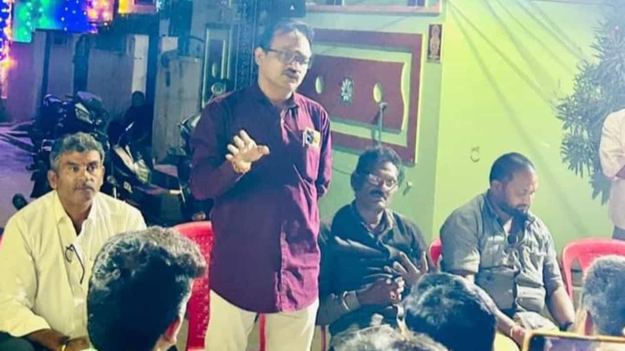 ಹೆಣ್ಣು ಮಗು ಹುಟ್ಟಿದರೆ ಲಕ್ಷ ರೂಪಾಯಿ ಠೇವಣಿ.. ಇದು ಆ ಕಾಲೋನಿ ನಿವಾಸಿಗಳ ಆದರ್ಶ ನಿರ್ಧಾರ ಹೆಣ್ಣು ಮಗು ಹುಟ್ಟಿದರೆ ಲಕ್ಷ ರೂಪಾಯಿ ಠೇವಣಿ.. ಇದು ಆ ಕಾಲೋನಿ ನಿವಾಸಿಗಳ ಆದರ್ಶ ನಿರ್ಧಾರ