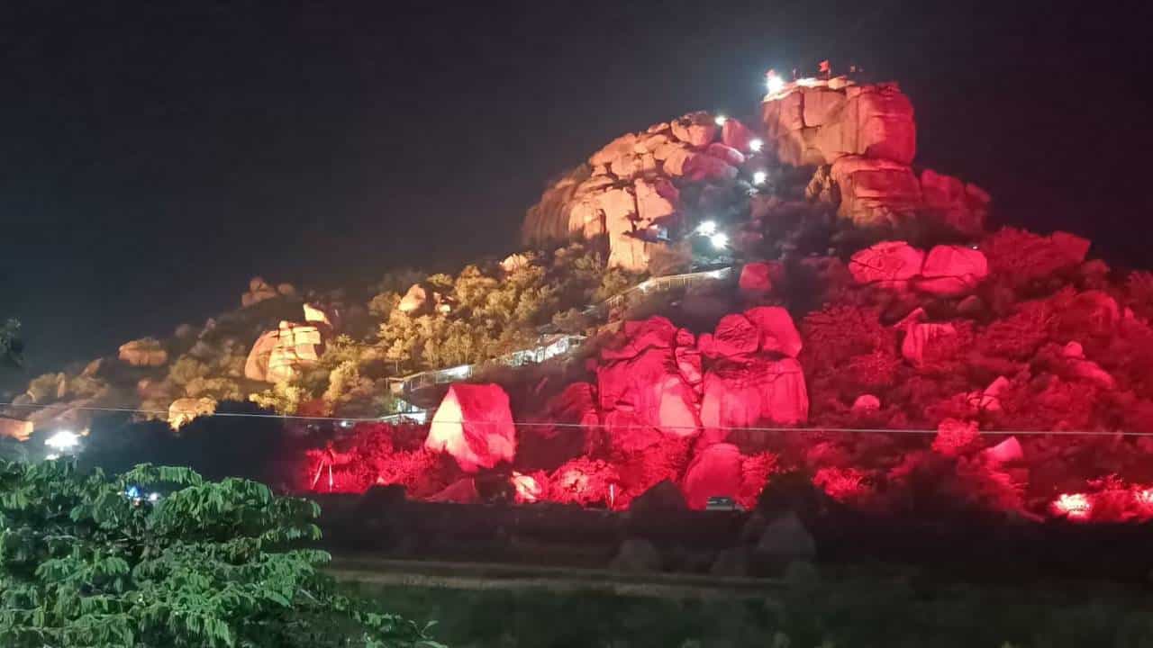 ಕೊಪ್ಪಳ: ವಿದ್ಯುತ್ ದೀಪಗಳಿಂದ ಜಗಮಗಿಸುತ್ತಿದೆ ಅಂಜನಾದ್ರಿ ಬೆಟ್ಟ ಕೊಪ್ಪಳ: ವಿದ್ಯುತ್ ದೀಪಗಳಿಂದ ಜಗಮಗಿಸುತ್ತಿದೆ ಅಂಜನಾದ್ರಿ ಬೆಟ್ಟ