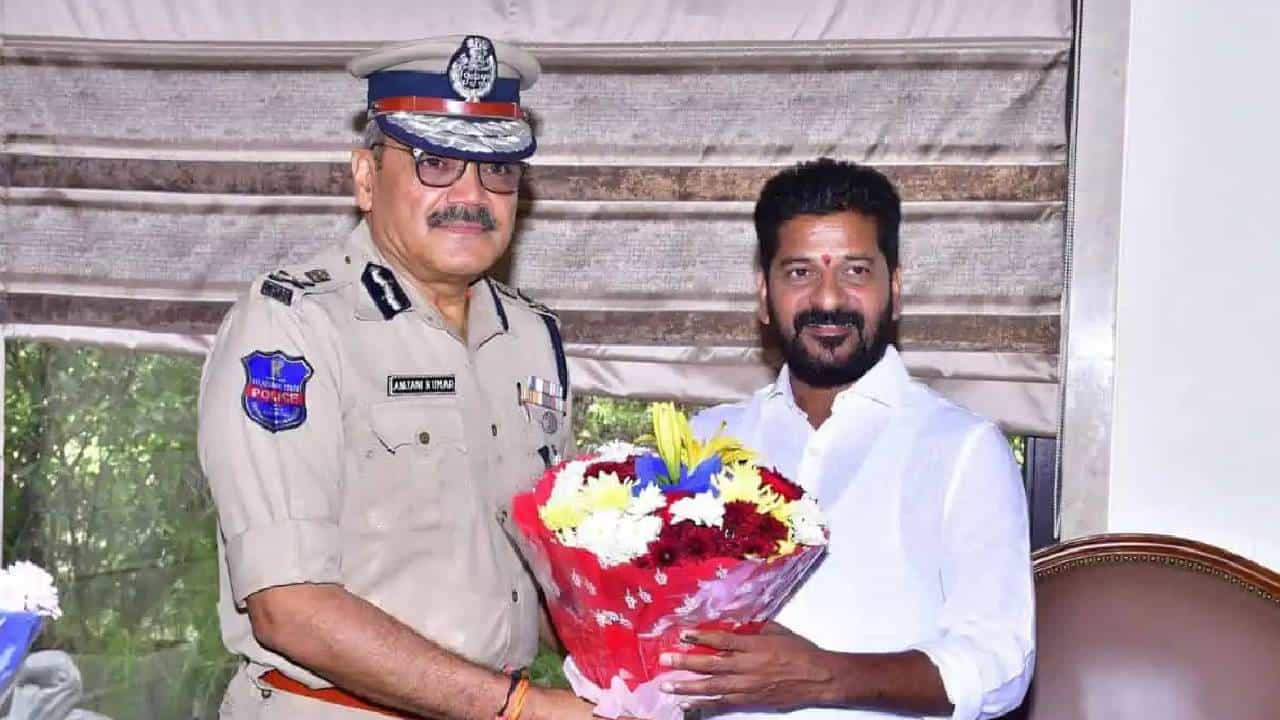 ಫಲಿತಾಂಶ ಪ್ರಕಟಕ್ಕೂ ಮುನ್ನವೇ ಅಭ್ಯರ್ಥಿಯನ್ನು ಭೇಟಿ ಮಾಡಿದ ಡಿಜಿ ಐಜಿಪಿ; ಅಂಜನಿ ಕುಮಾರ್ ಅಮಾನತುಗೊಳಿಸಿದ ಚುನಾವಣಾ ಆಯೋಗ ಫಲಿತಾಂಶ ಪ್ರಕಟಕ್ಕೂ ಮುನ್ನವೇ ಅಭ್ಯರ್ಥಿಯನ್ನು ಭೇಟಿ ಮಾಡಿದ ಡಿಜಿ ಐಜಿಪಿ; ಅಂಜನಿ ಕುಮಾರ್ ಅಮಾನತುಗೊಳಿಸಿದ ಚುನಾವಣಾ ಆಯೋಗ