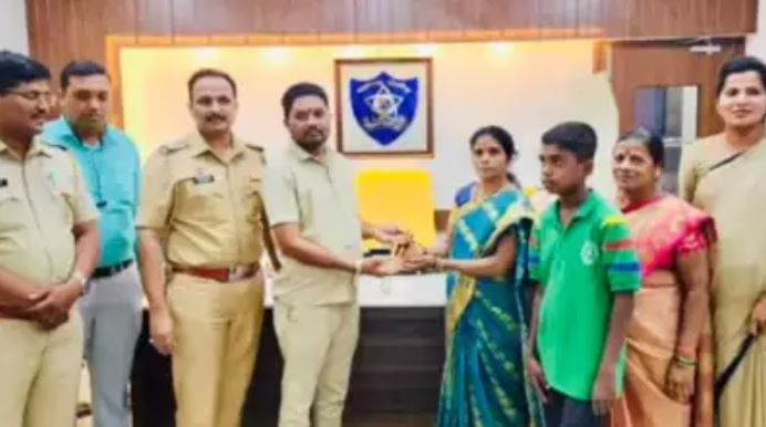 Auto driver return valuables of Rs 4 lakh of woman with help of police in Kalyan