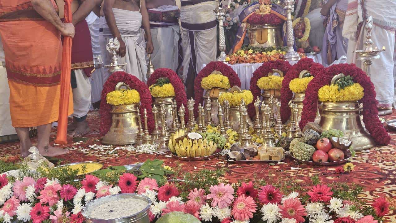 ಅಯೋಧ್ಯೆಯ ರಾಮಮಂದಿರಕ್ಕೆ ಘಂಟೆ, ಪೂಜೆ ಸಾಮಾಗ್ರಿ ಕಳಿಸಿದ ಬಗ್ಗೆ ಕಾರಣ ಬಿಚ್ಚಿಟ್ಟ ಬೆಂಗಳೂರು ಉದ್ಯಮಿ ಅಯೋಧ್ಯೆಯ ರಾಮಮಂದಿರಕ್ಕೆ ಘಂಟೆ, ಪೂಜೆ ಸಾಮಾಗ್ರಿ ಕಳಿಸಿದ ಬಗ್ಗೆ ಕಾರಣ ಬಿಚ್ಚಿಟ್ಟ ಬೆಂಗಳೂರು ಉದ್ಯಮಿ