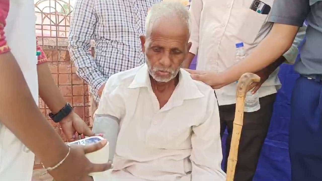 ಬಾಗಲಕೋಟೆ: ಜನತಾ ದರ್ಶನ ಕಾರ್ಯಕ್ರಮದಲ್ಲಿ ಕುಸಿದು ಬಿದ್ದ ವೃದ್ಧ ಬಾಗಲಕೋಟೆ: ಜನತಾ ದರ್ಶನ ಕಾರ್ಯಕ್ರಮದಲ್ಲಿ ಕುಸಿದು ಬಿದ್ದ ವೃದ್ಧ