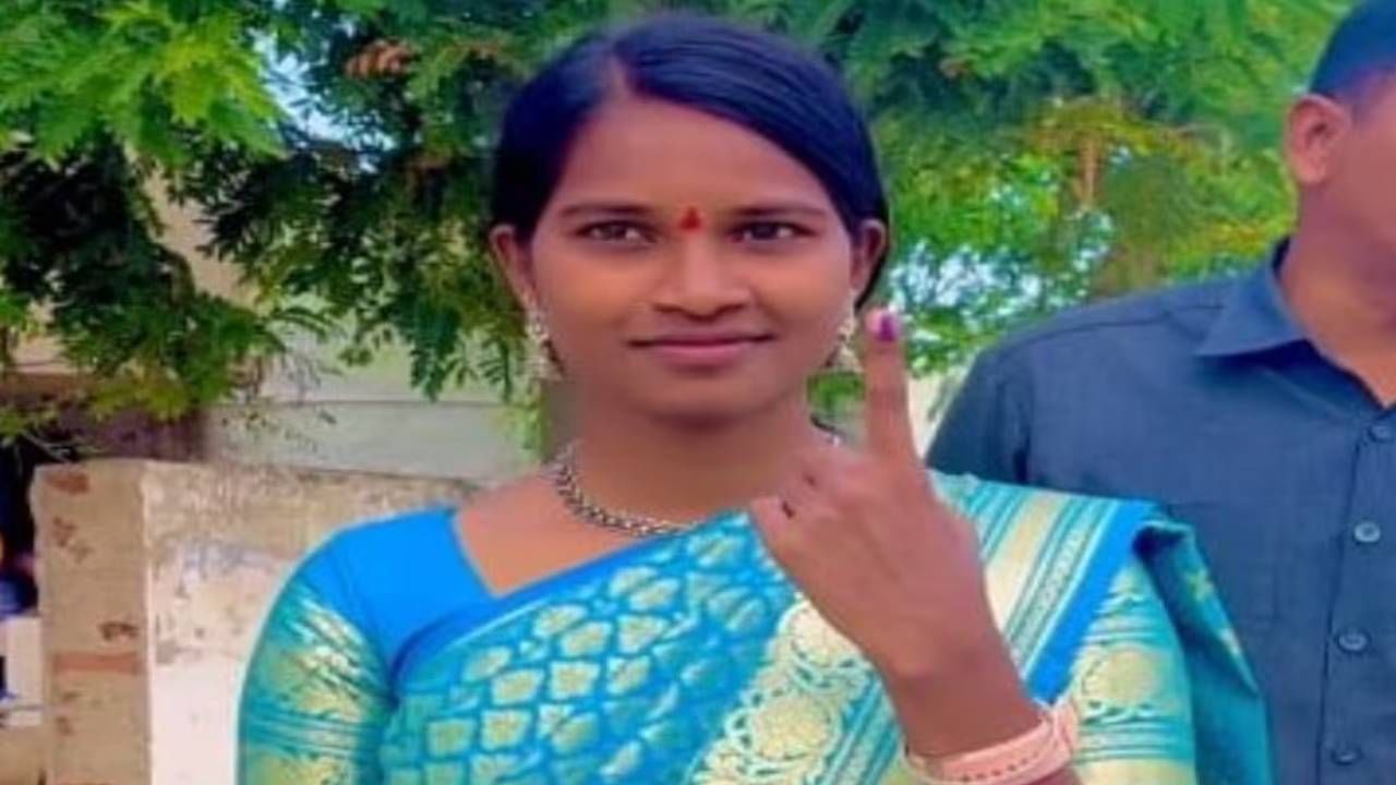 Barrelakka Shireesha: ತೆಲಂಗಾಣದಲ್ಲಿ ಸಂಚಲನ ಸೃಷ್ಟಿಸಿರುವ ಬರ್ರೆಲಕ್ಕ; ಕೊಲ್ಲಾಪುರ ಕ್ಷೇತ್ರದಲ್ಲಿ ಎಮ್ಮೆ ಕಾಯುವ ಹುಡುಗಿ ಲೀಡಿಂಗ್ Barrelakka Shireesha: ತೆಲಂಗಾಣದಲ್ಲಿ ಸಂಚಲನ ಸೃಷ್ಟಿಸಿರುವ ಬರ್ರೆಲಕ್ಕ; ಕೊಲ್ಲಾಪುರ ಕ್ಷೇತ್ರದಲ್ಲಿ ಎಮ್ಮೆ ಕಾಯುವ ಹುಡುಗಿ ಲೀಡಿಂಗ್