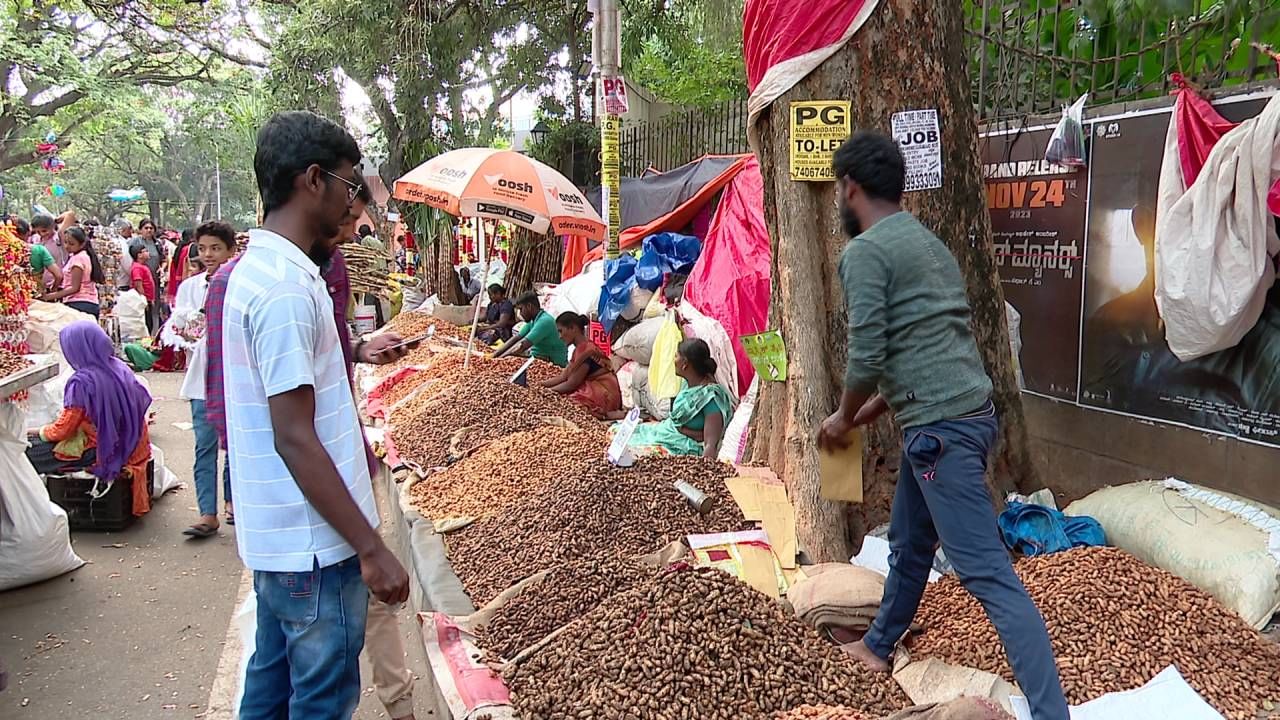 ಕನಕಪುರ, ದೊಡ್ಡಬಳ್ಳಾಪುರ, ರಾಮನಗರ, ಮಾಗಡಿ, ಚಿಕ್ಕಬಳ್ಳಾಪುರ, ಕೋಲಾರ ಸೇರಿದಂತೆ ಮೈಸೂರು, ಭಾಗಗಳಿಂದ ವ್ಯಾಪಾರಸ್ಥರು ಬಂದಿದ್ದಾರೆ. ಎಪಿಎಸ್ ಕಾಲೇಜು ಆಟದ ಮೈದಾನ, ಎನ್ಆರ್ ಕಾಲೋನಿ, ಹಯವಧನರಾವ್ ರಸ್ತೆಯಲ್ಲಿರುವ ಕೊಹಿನೂರು ಆಟದ ಮೈದಾನದಲ್ಲಿ ಪಾರ್ಕಿಂಗ್​ ವ್ಯವಸ್ಥೆ ಮಾಡಲಾಗಿದೆ.