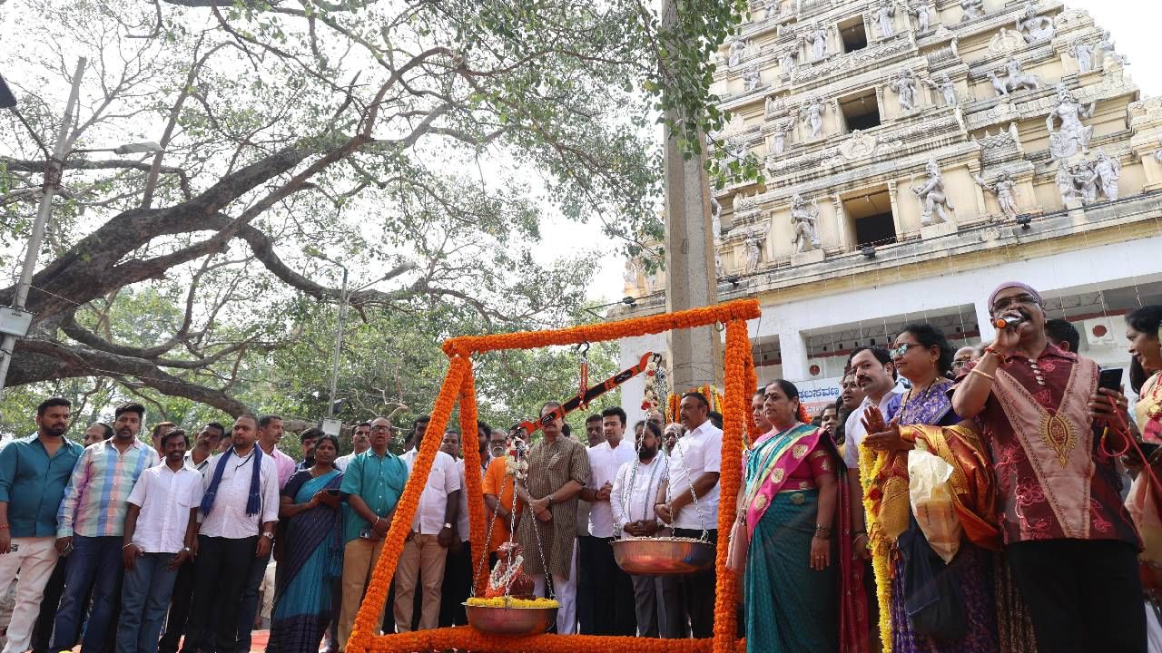 ಇಂದಿನಿಂದ 3 ದಿನಗಳ ಕಾಲ ಪರಿಷೆ ನಡೆಯಲಿದೆ. ಪರಿಷೆಗೆ ಬನ್ನಿ-ಕೈಚೀಲ ತನ್ನಿ’ ಎಂಬ ಆಹ್ವಾನದೊಂದಿಗೆ ಈ ಬಾರಿ ಪರಿಸರ ಸ್ನೇಹಿ ಪರಿಷೆ ನಡೆಸಲಾಗುತ್ತಿದೆ. 65 ವರ್ಷ ಮೇಲ್ಪಟ್ಟವರಿಗೆ ದೇವಸ್ಥಾನದಲ್ಲಿ ವಿಶೇಷ ದರ್ಶನಕ್ಕೆ ಅವಕಾಶ ನೀಡಲಾಗಿದೆ.