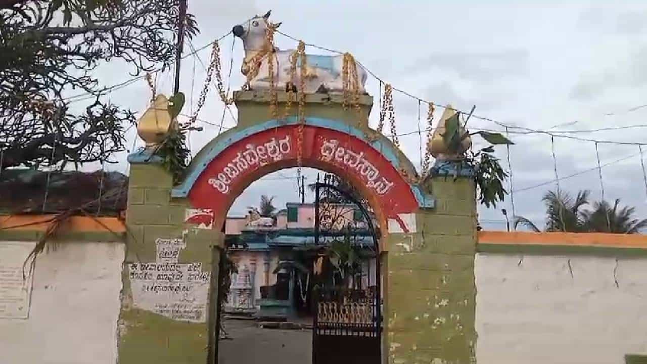 ದೇವಸ್ಥಾನದ ಕಾರ್ಯಕ್ಕೆ ತಮಟೆ ಬಾರಿಸಲು ನಿರಾಕರಿಸಿದಕ್ಕೆ ವ್ಯಕ್ತಿ ಮೇಲೆ ಹಲ್ಲೆ, ಜಾತಿ ನಿಂದನೆ ದೇವಸ್ಥಾನದ ಕಾರ್ಯಕ್ಕೆ ತಮಟೆ ಬಾರಿಸಲು ನಿರಾಕರಿಸಿದಕ್ಕೆ ವ್ಯಕ್ತಿ ಮೇಲೆ ಹಲ್ಲೆ, ಜಾತಿ ನಿಂದನೆ
