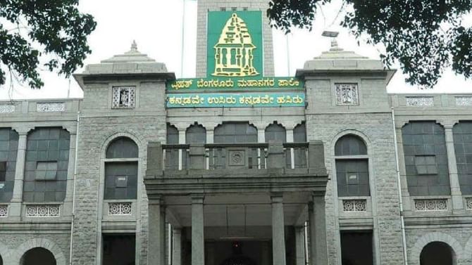 ಅಂಗಡಿಗಳ ತೆರವು; ಸಿಡಿದೆದ್ದ ಬೀದಿ ಬದಿ ವ್ಯಾಪಾರಿಗಳಿಂದ BBMPಗೆ ಮುತ್ತಿಗೆ ಅಂಗಡಿಗಳ ತೆರವು; ಸಿಡಿದೆದ್ದ ಬೀದಿ ಬದಿ ವ್ಯಾಪಾರಿಗಳಿಂದ BBMPಗೆ ಮುತ್ತಿಗೆ