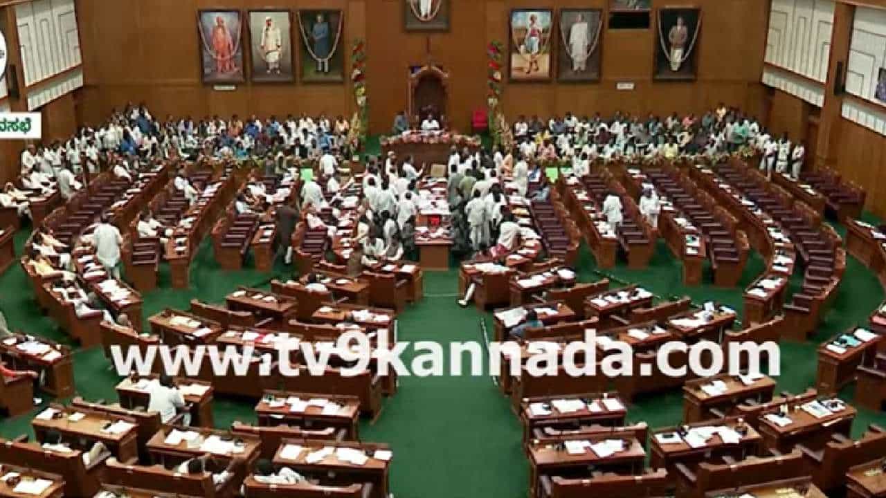 ಜಮೀರ್ ಅಹ್ಮದ್ ಹೇಳಿಕೆ: ವಿಧಾನಸಭೆಯಲ್ಲಿ ವಿಪಕ್ಷ- ಕಾಂಗ್ರೆಸ್ ಸದಸ್ಯರ ನಡುವೆ ಗದ್ದಲ, ಸ್ಪೀಕರ್ ಕಚೇರಿಯಲ್ಲಿ ಸಂಧಾನ ಸಭೆ ಜಮೀರ್ ಅಹ್ಮದ್ ಹೇಳಿಕೆ: ವಿಧಾನಸಭೆಯಲ್ಲಿ ವಿಪಕ್ಷ- ಕಾಂಗ್ರೆಸ್ ಸದಸ್ಯರ ನಡುವೆ ಗದ್ದಲ, ಸ್ಪೀಕರ್ ಕಚೇರಿಯಲ್ಲಿ ಸಂಧಾನ ಸಭೆ