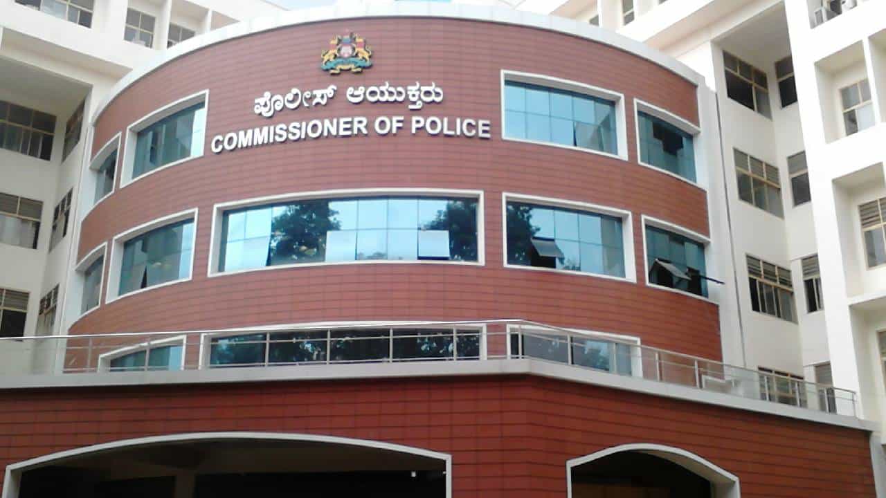 ಬೆಂಗಳೂರಿನ ಶಾಲೆಗಳಿಗೆ ಬಾಂಬ್ ಬೆದರಿಕೆ: ನಕಲಿ ಐಡಿ ಬಳಸಿ ಇ-ಮೇಲ್ ಸಂದೇಶ ರವಾನೆ, ತನಿಖೆಗೆ ವಿಶೇಷ ತಂಡ ರಚನೆ ಬೆಂಗಳೂರಿನ ಶಾಲೆಗಳಿಗೆ ಬಾಂಬ್ ಬೆದರಿಕೆ: ನಕಲಿ ಐಡಿ ಬಳಸಿ ಇ-ಮೇಲ್ ಸಂದೇಶ ರವಾನೆ, ತನಿಖೆಗೆ ವಿಶೇಷ ತಂಡ ರಚನೆ