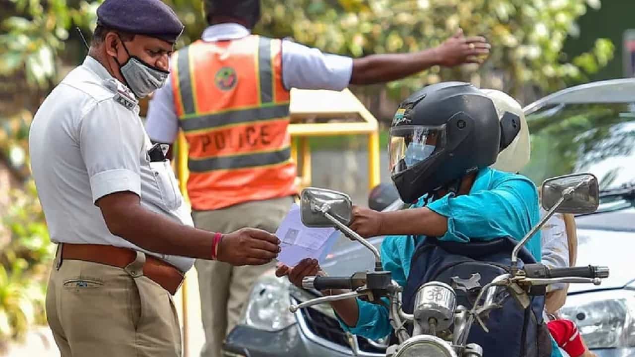 ಎಚ್ಚರ: ಟ್ರಾಫಿಕ್ ರೂಲ್ಸ್ ಬ್ರೇಕ್ ಮಾಡಿದ್ರೆ ನಿಮ್ಮ ಬಾಸ್ಗೇ ದೂರು ನೀಡುತ್ತಾರೆ ಬೆಂಗಳೂರು ಪೊಲೀಸರು! ಎಚ್ಚರ: ಟ್ರಾಫಿಕ್ ರೂಲ್ಸ್ ಬ್ರೇಕ್ ಮಾಡಿದ್ರೆ ನಿಮ್ಮ ಬಾಸ್ಗೇ ದೂರು ನೀಡುತ್ತಾರೆ ಬೆಂಗಳೂರು ಪೊಲೀಸರು!