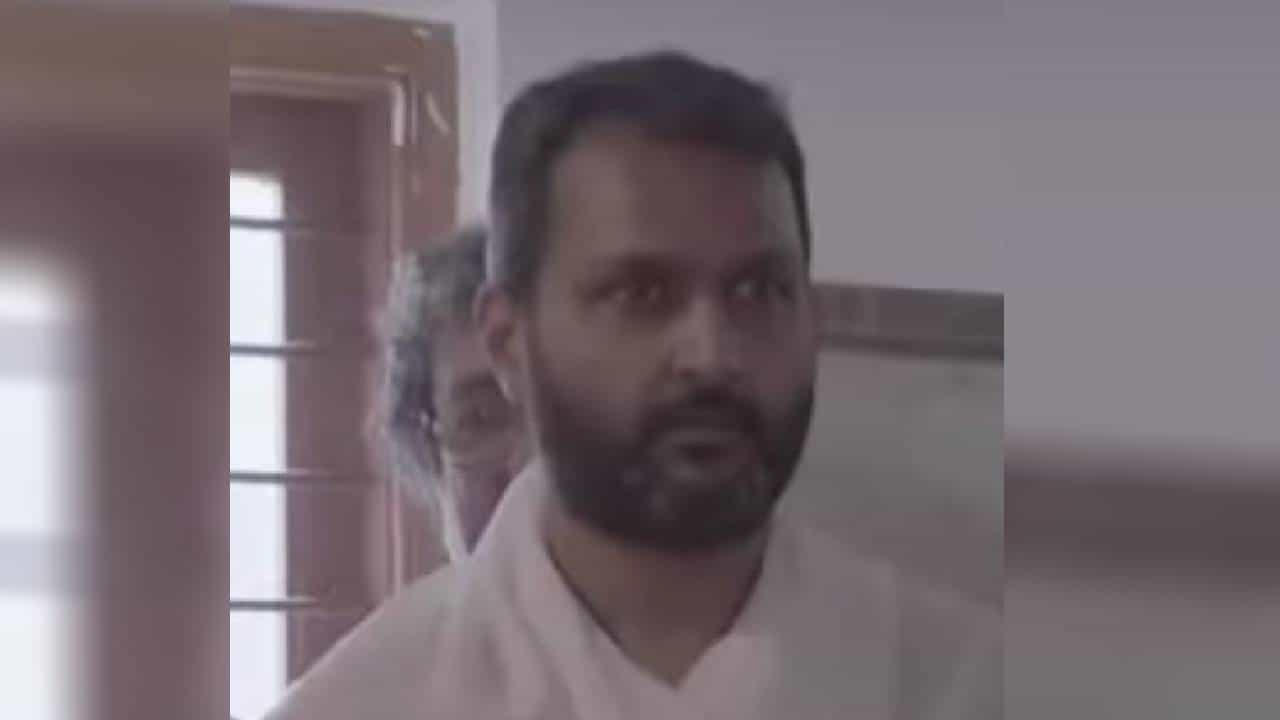 ಸಿಎಂ, ಪಿಎಂ ಆಪ್ತನೆಂದು ನಂಬಿಸಿ ಹೂಡಿಕೆದಾರರನ್ನು ವಂಚಿಸುತ್ತಿದ್ದ ವಂಚಕ ಅರೆಸ್ಟ್ ಸಿಎಂ, ಪಿಎಂ ಆಪ್ತನೆಂದು ನಂಬಿಸಿ ಹೂಡಿಕೆದಾರರನ್ನು ವಂಚಿಸುತ್ತಿದ್ದ ವಂಚಕ ಅರೆಸ್ಟ್