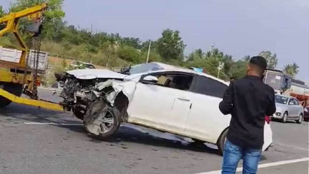 ಡಿವೈಡರ್ಗೆ ಗುದ್ದಿ ಗಾಳಿಯಲ್ಲಿ 3 ಬಾರಿ ಪಲ್ಟಿ ಹೊಡೆದ ಕಾರು: ಚಾಲಕನ ಪ್ರಾಣ ಉಳಿಸಿದ ಸೀಟ್ ಬೆಲ್ಟ್ ಡಿವೈಡರ್ಗೆ ಗುದ್ದಿ ಗಾಳಿಯಲ್ಲಿ 3 ಬಾರಿ ಪಲ್ಟಿ ಹೊಡೆದ ಕಾರು: ಚಾಲಕನ ಪ್ರಾಣ ಉಳಿಸಿದ ಸೀಟ್ ಬೆಲ್ಟ್