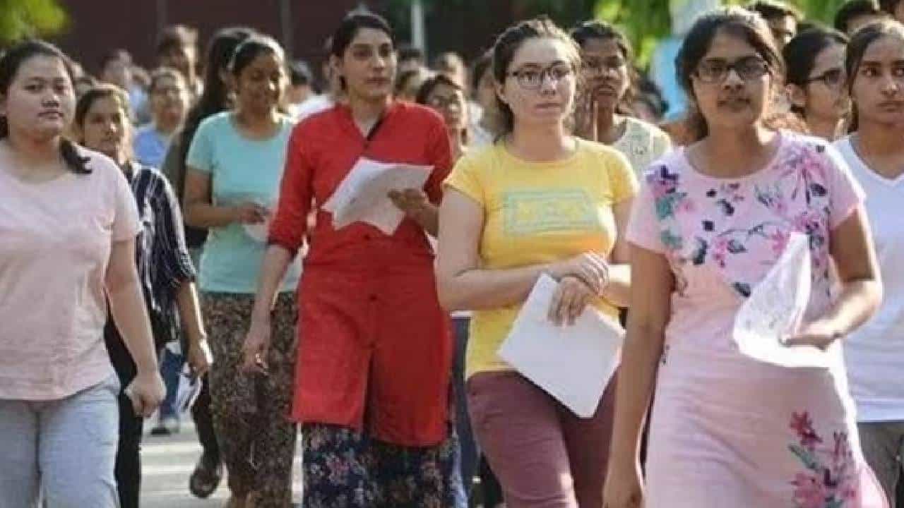 CBSE 10 ಮತ್ತು 12 ನೇ ತರಗತಿಯ ಬೋರ್ಡ್ ಪರೀಕ್ಷೆಗಳಲ್ಲಿ ಯಾವುದೇ ವಿಭಾಗ ಅಥವಾ ಗ್ರೇಡ್ ನೀಡುವುದಿಲ್ಲ CBSE 10 ಮತ್ತು 12 ನೇ ತರಗತಿಯ ಬೋರ್ಡ್ ಪರೀಕ್ಷೆಗಳಲ್ಲಿ ಯಾವುದೇ ವಿಭಾಗ ಅಥವಾ ಗ್ರೇಡ್ ನೀಡುವುದಿಲ್ಲ