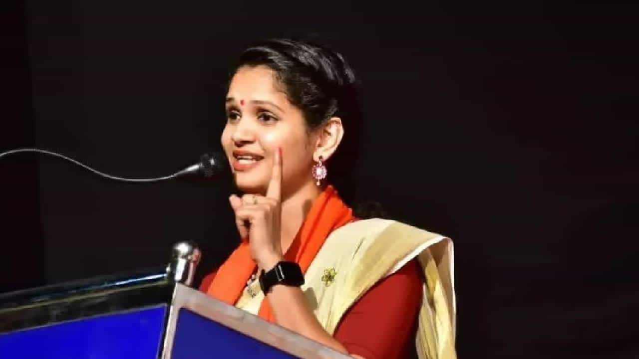 ಬಿಜೆಪಿ ಟಿಕೆಟ್ ಕೊಡಿಸುವುದಾಗಿ 5 ಕೋಟಿ ರೂ. ಪಡೆದು ವಂಚನೆ: ಚೈತ್ರಾ ಜೈಲಿನಿಂದ ಬಿಡುಗಡೆ ಬಿಜೆಪಿ ಟಿಕೆಟ್ ಕೊಡಿಸುವುದಾಗಿ 5 ಕೋಟಿ ರೂ. ಪಡೆದು ವಂಚನೆ: ಚೈತ್ರಾ ಜೈಲಿನಿಂದ ಬಿಡುಗಡೆ