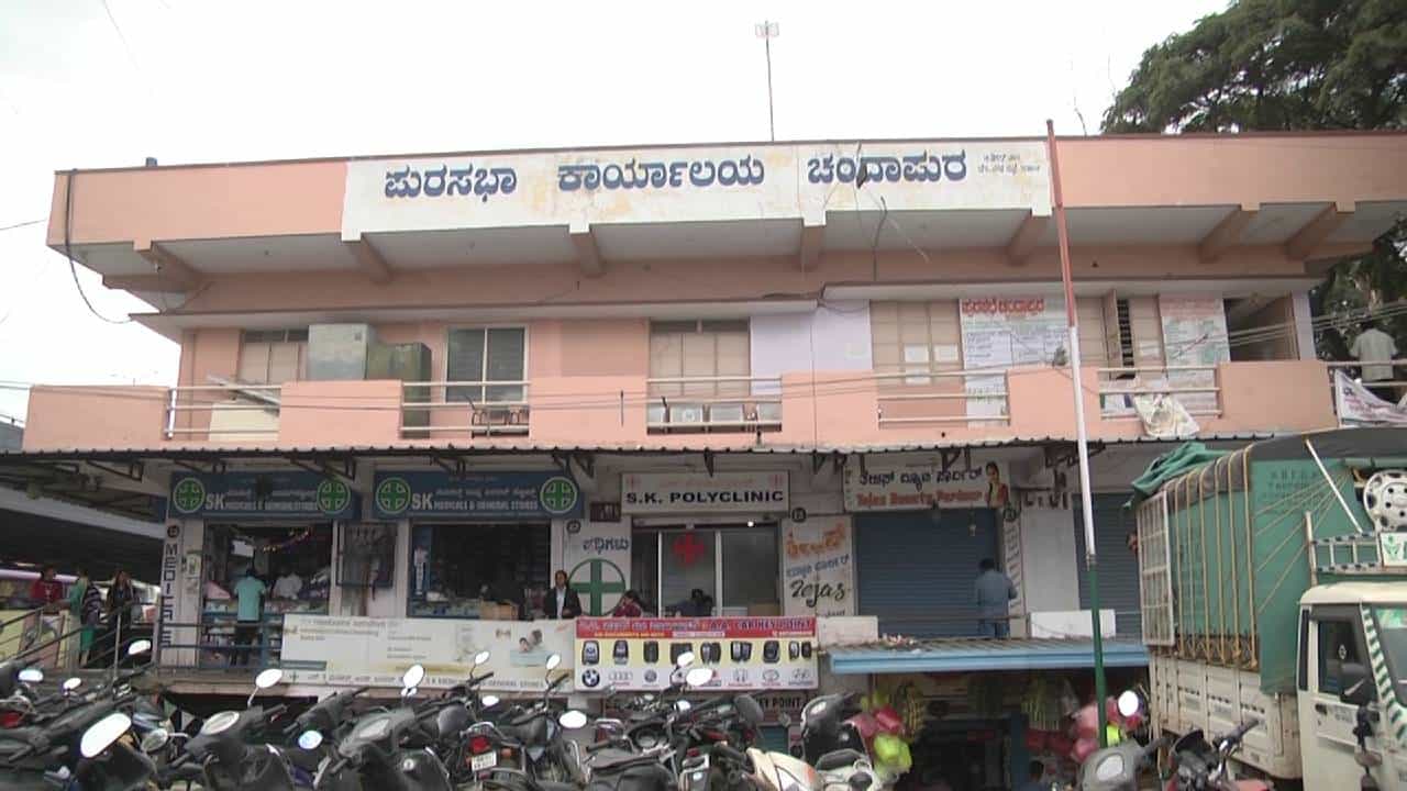 ಆನೇಕಲ್; ಕಡತ, ದಾಖಲೆಗಳನ್ನು ಕದ್ದೊಯ್ಯುವಾಗ ರೆಡ್ ಹ್ಯಾಂಡ್ ಆಗಿ ಸಿಕ್ಕಿಬಿದ್ದ ಪುರಸಭೆ ಅಧಿಕಾರಿ ಹಾಗೂ ಸಿಬ್ಬಂದಿ ಆನೇಕಲ್; ಕಡತ, ದಾಖಲೆಗಳನ್ನು ಕದ್ದೊಯ್ಯುವಾಗ ರೆಡ್ ಹ್ಯಾಂಡ್ ಆಗಿ ಸಿಕ್ಕಿಬಿದ್ದ ಪುರಸಭೆ ಅಧಿಕಾರಿ ಹಾಗೂ ಸಿಬ್ಬಂದಿ