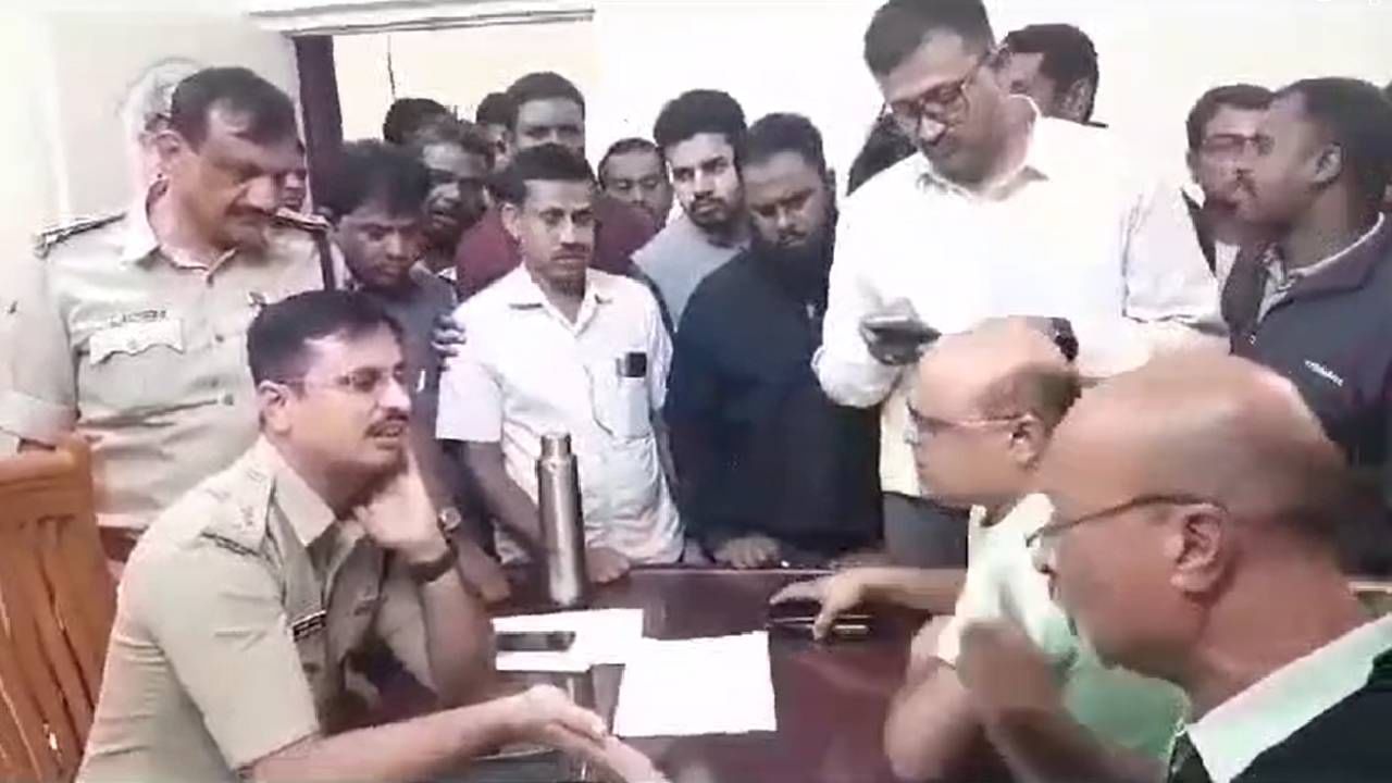 ವಕೀಲನ ಮೇಲೆ ಹಲ್ಲೆ; PSI ಸೇರಿದಂತೆ 6 ಪೊಲೀಸ್ ಸಿಬ್ಬಂದಿಗಳ ಬಂಧನಕ್ಕೆ ವಿಶೇಷ ತಂಡ ರಚನೆ ವಕೀಲನ ಮೇಲೆ ಹಲ್ಲೆ; PSI ಸೇರಿದಂತೆ 6 ಪೊಲೀಸ್ ಸಿಬ್ಬಂದಿಗಳ ಬಂಧನಕ್ಕೆ ವಿಶೇಷ ತಂಡ ರಚನೆ