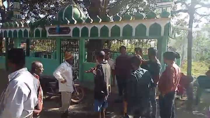 ಚಿಕ್ಕಮಗಳೂರಿನ ಶಾಂತವೇರಿ ದರ್ಗಾದಲ್ಲಿ ದಾಂಧಲೆ ನಡೆಸಿದ ಯುವಕರ ಗುಂಪು ಚಿಕ್ಕಮಗಳೂರಿನ ಶಾಂತವೇರಿ ದರ್ಗಾದಲ್ಲಿ ದಾಂಧಲೆ ನಡೆಸಿದ ಯುವಕರ ಗುಂಪು
