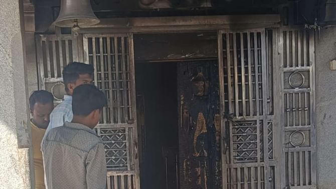 ಕಾರೆಹಳ್ಳಿ ಹರಿಹರೇಶ್ವರ ದೇಗುಲಕ್ಕೆ ಬೆಂಕಿ ಇಟ್ಟ ದುಷ್ಕರ್ಮಿಗಳು