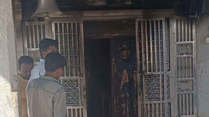 ಚಿತ್ರದುರ್ಗ: ಕಾರೆಹಳ್ಳಿ ಹರಿಹರೇಶ್ವರ ದೇಗುಲಕ್ಕೆ ಬೆಂಕಿ ಇಟ್ಟ ದುಷ್ಕರ್ಮಿಗಳು; ವಿಡಿಯೋ ವೈರಲ್ ಚಿತ್ರದುರ್ಗ: ಕಾರೆಹಳ್ಳಿ ಹರಿಹರೇಶ್ವರ ದೇಗುಲಕ್ಕೆ ಬೆಂಕಿ ಇಟ್ಟ ದುಷ್ಕರ್ಮಿಗಳು; ವಿಡಿಯೋ ವೈರಲ್