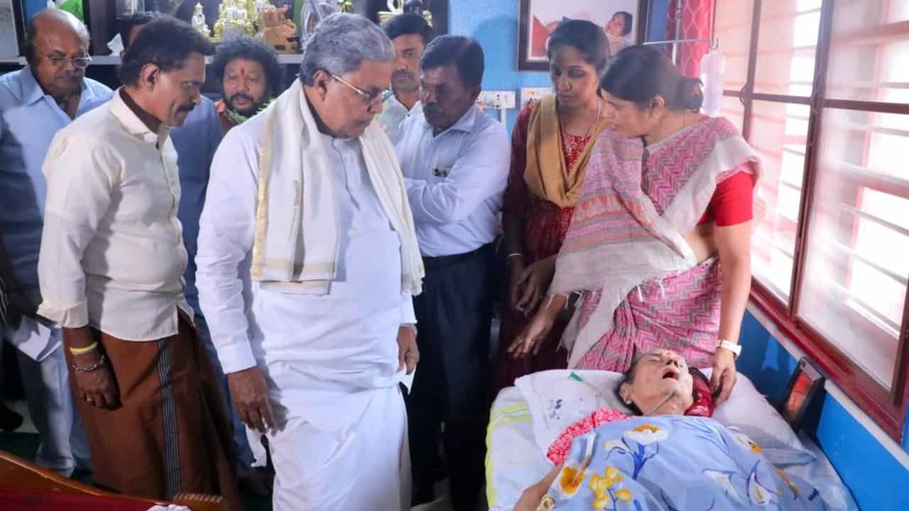 ಹಿರಿಯ ನಟಿ ಲೀಲಾವತಿಯವರ ಭೇಟಿಯಾದ ಸಿಎಂ ಸಿದ್ದರಾಮಯ್ಯ