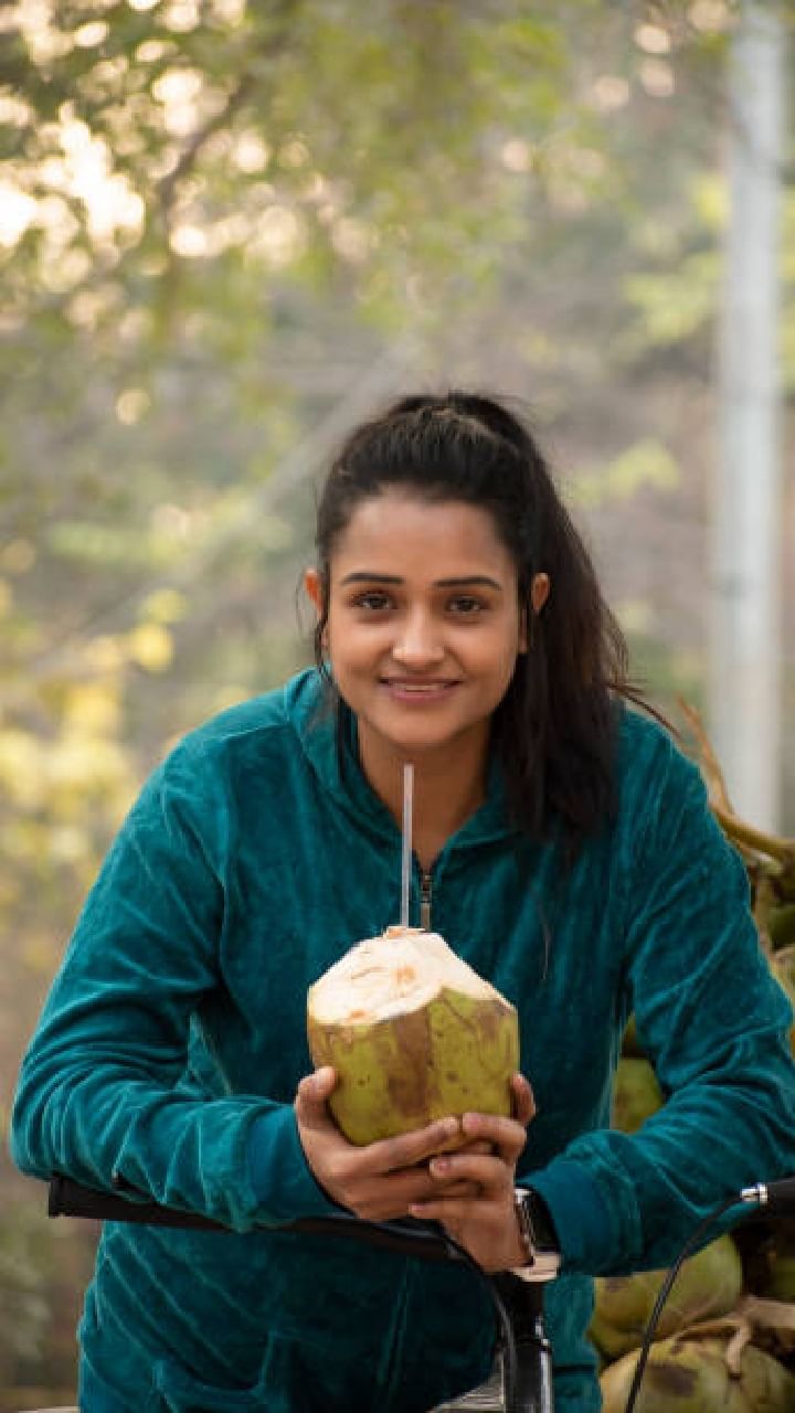 ಎಳನೀರು ಕಡಿಮೆ ಪ್ರಮಾಣದ ಕ್ಯಾಲೋರಿಗಳನ್ನು ಹೊಂದಿರುತ್ತದೆ ಮತ್ತು ಅನೇಕ ಪೋಷಕಾಂಶಗಳನ್ನು ಹೊಂದಿರುತ್ತದೆ. ಖಾಲಿ ಹೊಟ್ಟೆಯಲ್ಲಿ ಇದನ್ನು ಸೇವಿಸಿದಾಗ ಇದು ಸೂಪರ್ ಡ್ರಿಂಕ್ ಆಗಿ ಕೆಲಸ ಮಾಡುತ್ತದೆ.
