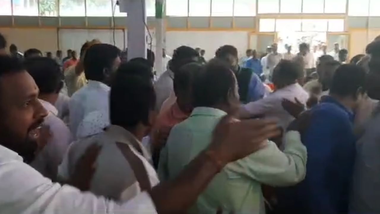 ಹಾಸನ: ಬೇಲೂರಿನಲ್ಲಿ ನಡೆದ ಸಭೆಯಲ್ಲಿ ಕಾಂಗ್ರೆಸ್ ಕಾರ್ಯಕರ್ತರ ಮಾರಾಮಾರಿ ಹಾಸನ: ಬೇಲೂರಿನಲ್ಲಿ ನಡೆದ ಸಭೆಯಲ್ಲಿ ಕಾಂಗ್ರೆಸ್ ಕಾರ್ಯಕರ್ತರ ಮಾರಾಮಾರಿ