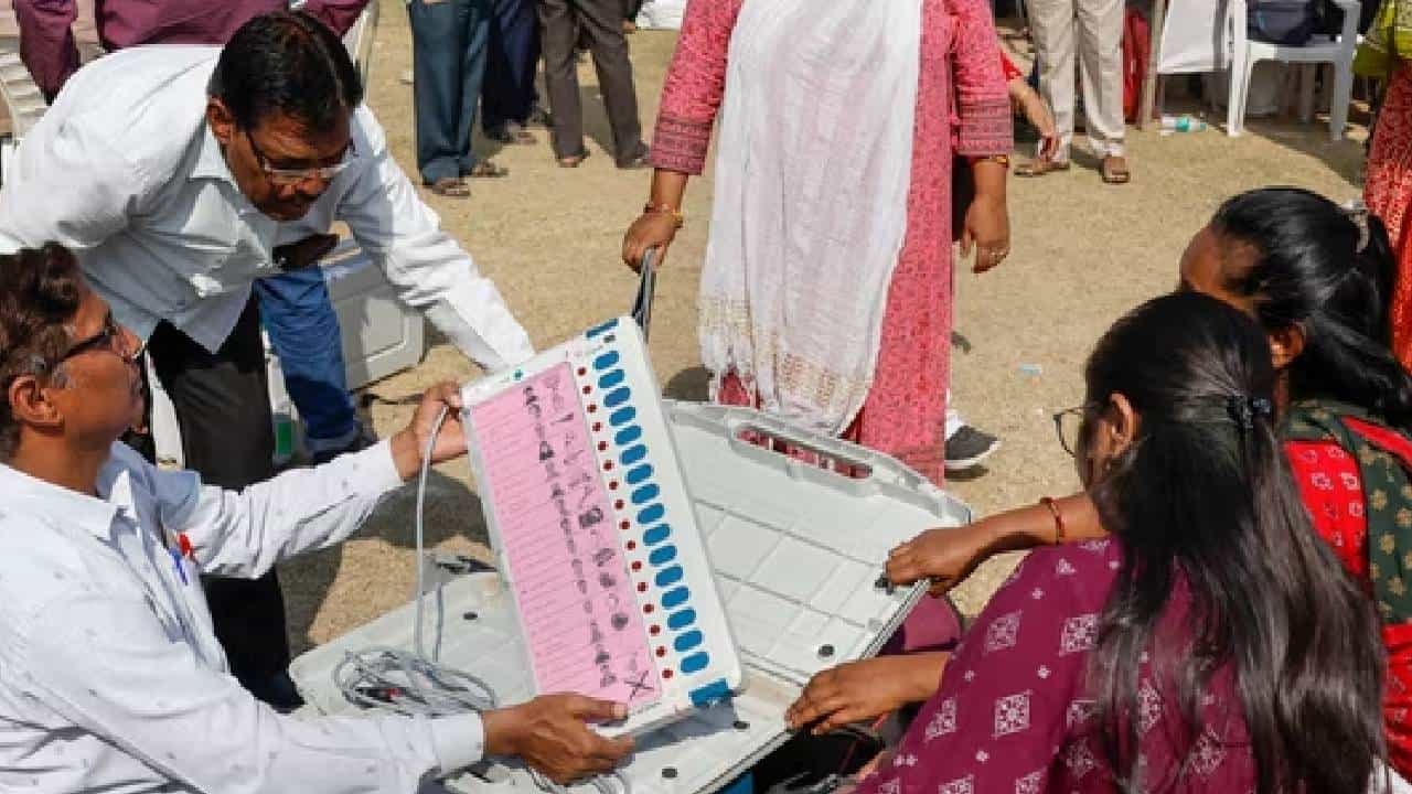 Assembly Election Result 2023: ಮಧ್ಯಪ್ರದೇಶದಲ್ಲಿ ಬಿಜೆಪಿ, ತೆಲಂಗಾಣದಲ್ಲಿ ಕಾಂಗ್ರೆಸ್ ಮುನ್ನಡೆ Assembly Election Result 2023: ಮಧ್ಯಪ್ರದೇಶದಲ್ಲಿ ಬಿಜೆಪಿ, ತೆಲಂಗಾಣದಲ್ಲಿ ಕಾಂಗ್ರೆಸ್ ಮುನ್ನಡೆ