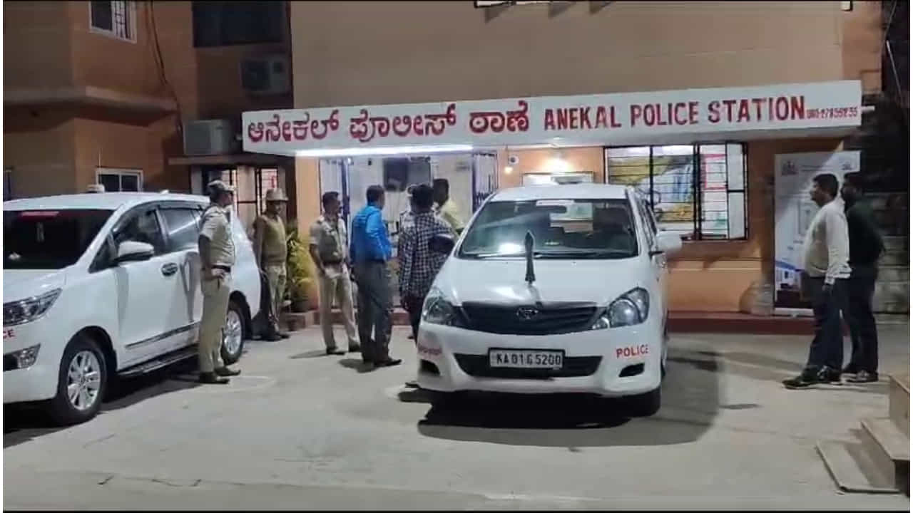 ಗಂಡ-ಹೆಂಡತಿ ಜಗಳದಲ್ಲಿ RDX ಸ್ಫೋಟಿಸುವುದಾಗಿ ಬೆದರಿಕೆ ಮೆಸೇಜ್ ರವಾನೆ ಮಾಡಿದ್ದು ಯಾರು ಗೊತ್ತಾ? ಗಂಡ-ಹೆಂಡತಿ ಜಗಳದಲ್ಲಿ RDX ಸ್ಫೋಟಿಸುವುದಾಗಿ ಬೆದರಿಕೆ ಮೆಸೇಜ್ ರವಾನೆ ಮಾಡಿದ್ದು ಯಾರು ಗೊತ್ತಾ?